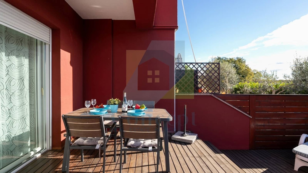 Umag, okolica, Moderna hiša v nizu na odlični lokaciji, 1300 m od morja