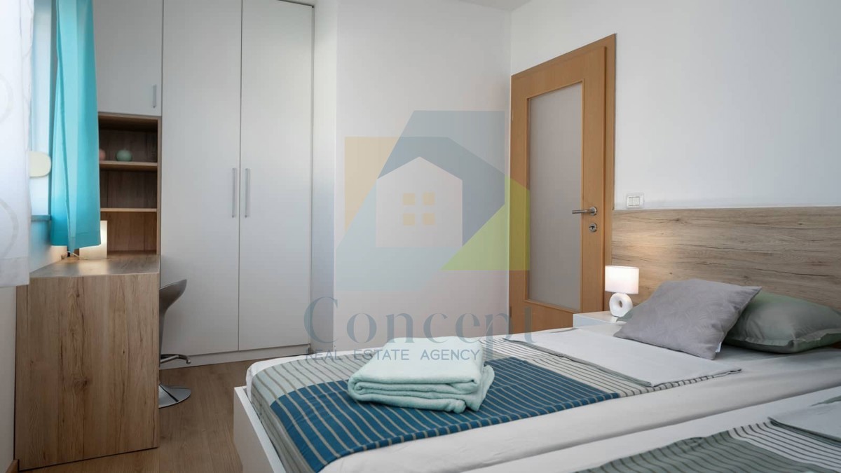 Umag, okolica, Moderna hiša v nizu na odlični lokaciji, 1300 m od morja