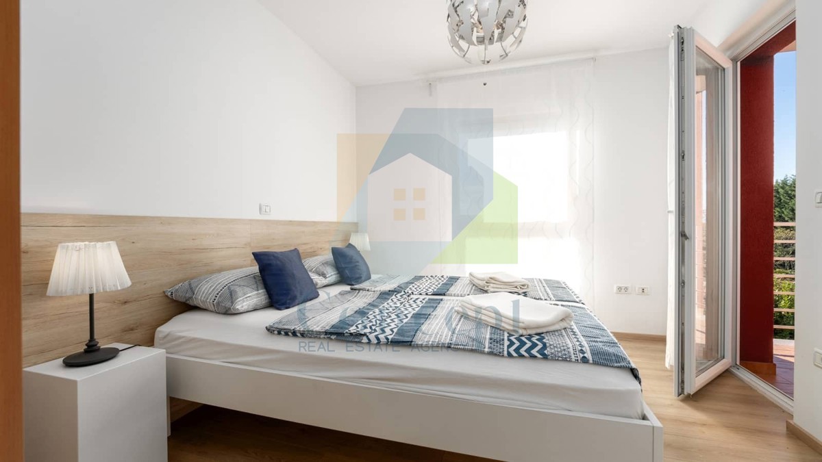 Umag, okolica, Moderna hiša v nizu na odlični lokaciji, 1300 m od morja