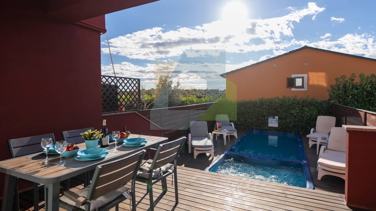 Umag, okolica, Moderna hiša v nizu na odlični lokaciji, 1300 m od morja