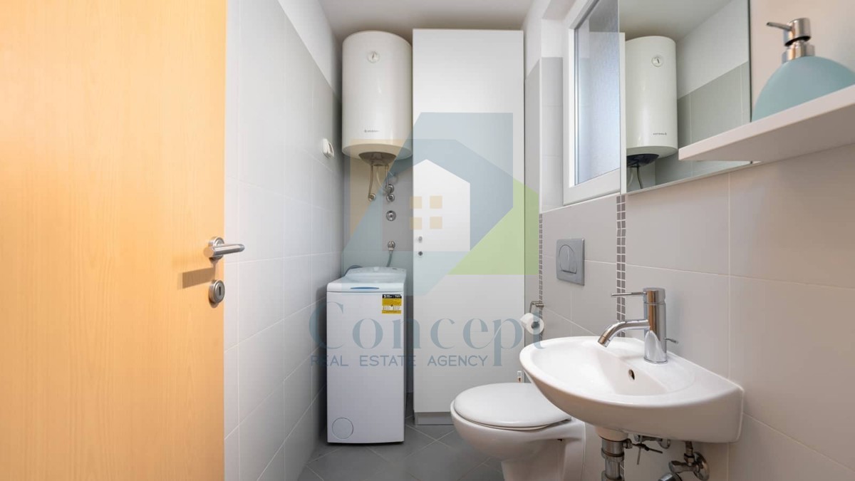 Umag, okolica, Moderna hiša v nizu na odlični lokaciji, 1300 m od morja