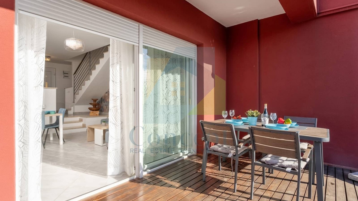 Umag, okolica, Moderna hiša v nizu na odlični lokaciji, 1300 m od morja