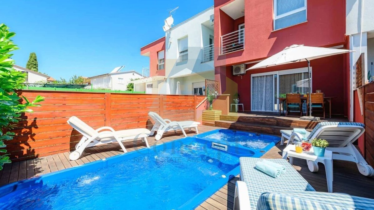 Umag, okolica, Moderna hiša v nizu na odlični lokaciji, 1300 m od morja