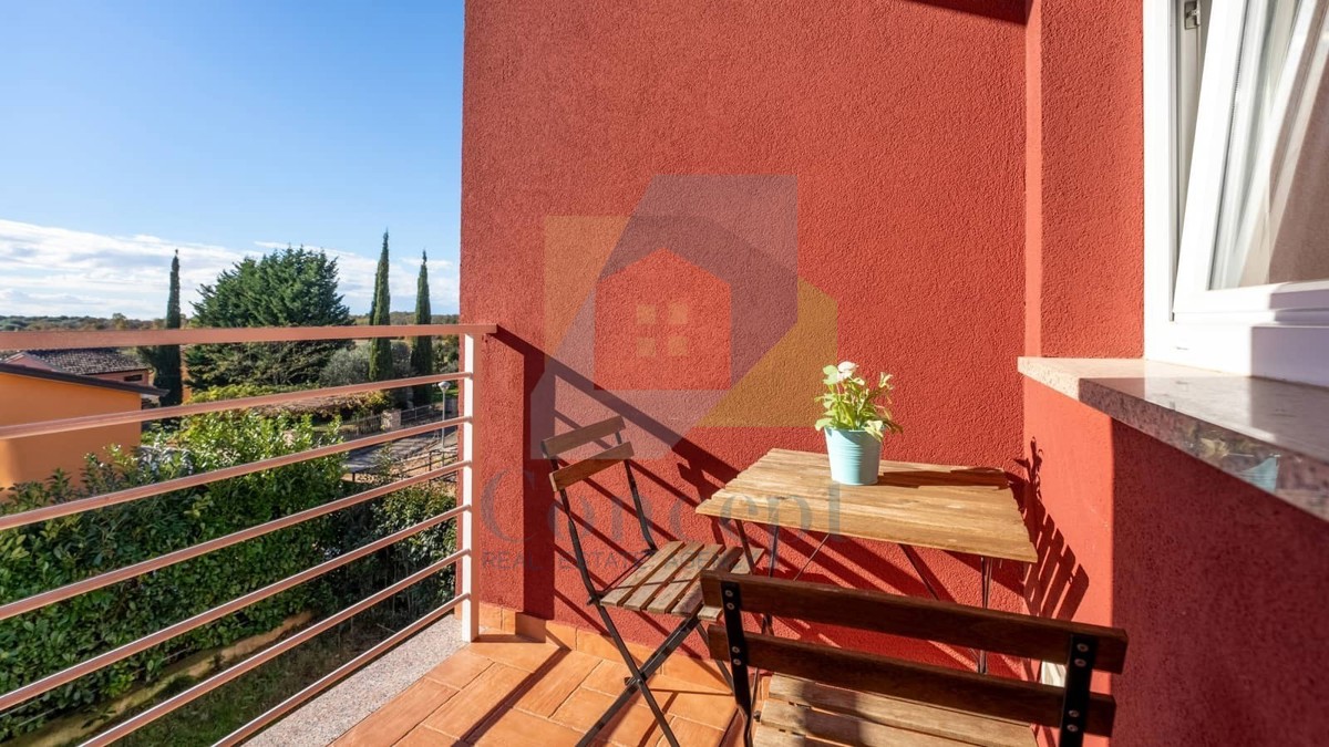 Umag, okolica, Moderna hiša v nizu na odlični lokaciji, 1300 m od morja