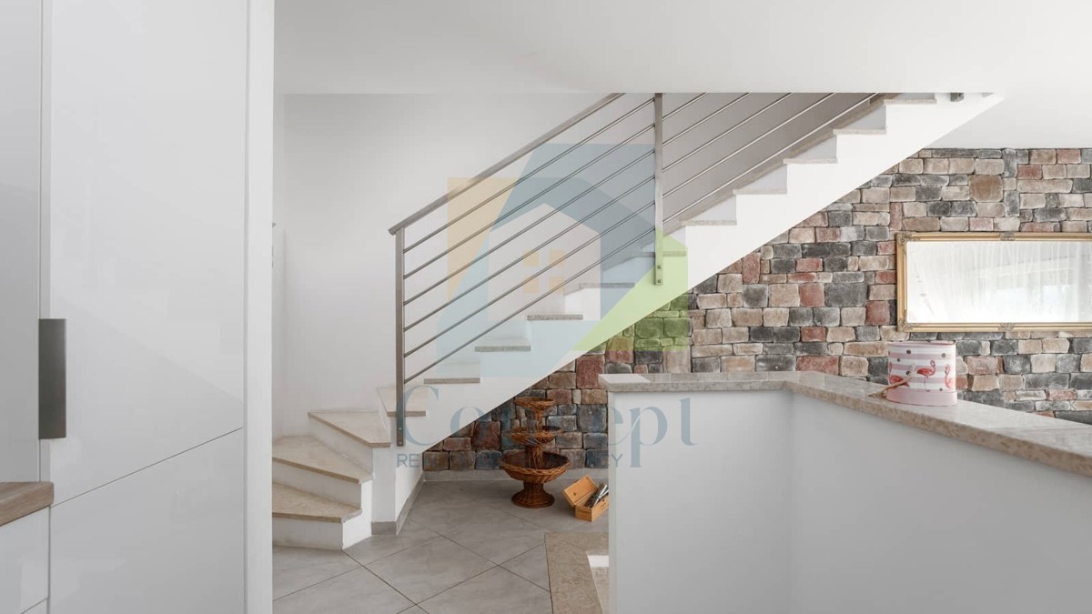 Umag, okolica, Moderna hiša v nizu na odlični lokaciji, 1300 m od morja