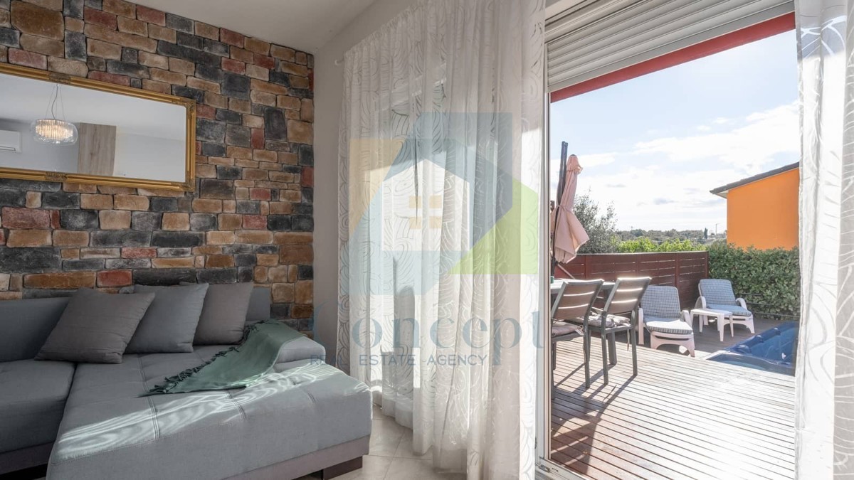 Umag, okolica, Moderna hiša v nizu na odlični lokaciji, 1300 m od morja