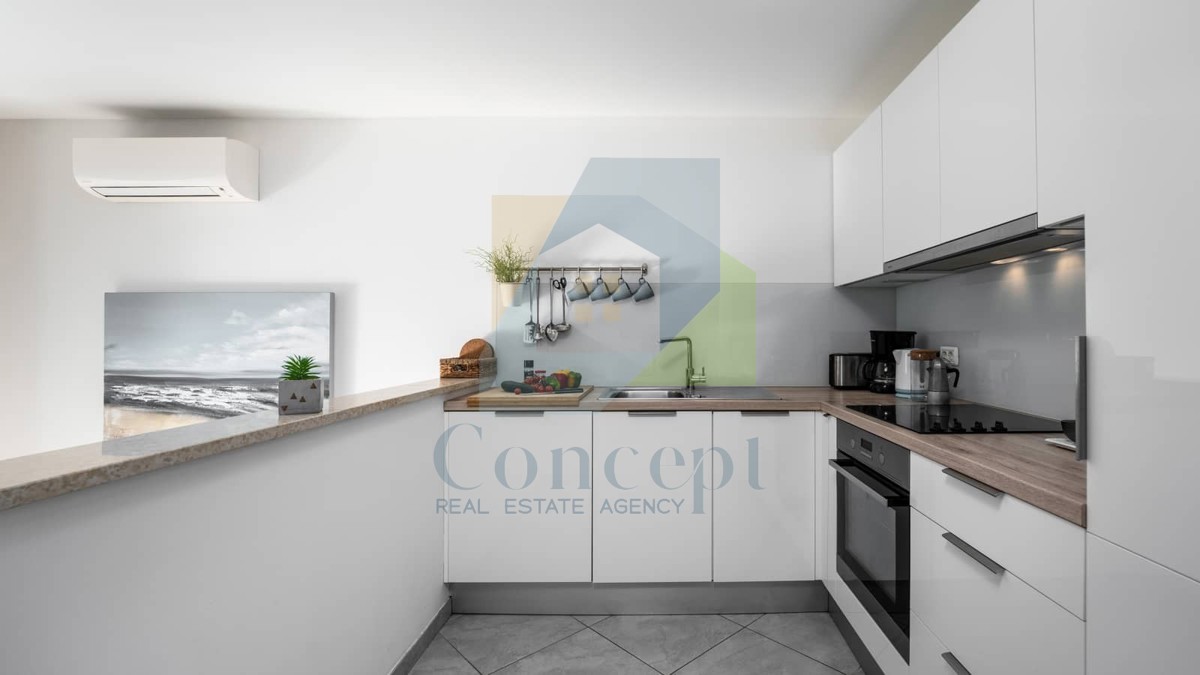 Umag, okolica, Moderna hiša v nizu na odlični lokaciji, 1300 m od morja