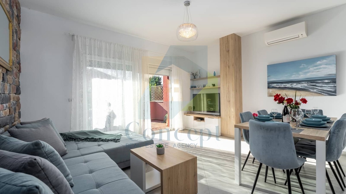 Umag, okolica, Moderna hiša v nizu na odlični lokaciji, 1300 m od morja