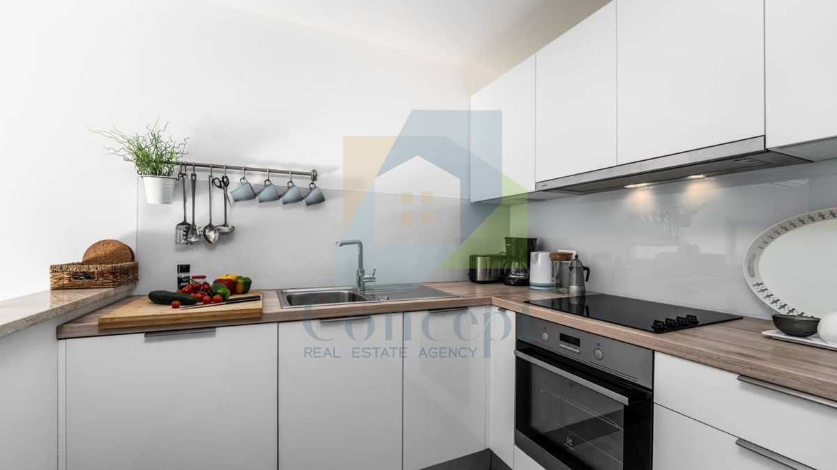 Umag, okolica, Moderna hiša v nizu na odlični lokaciji, 1300 m od morja