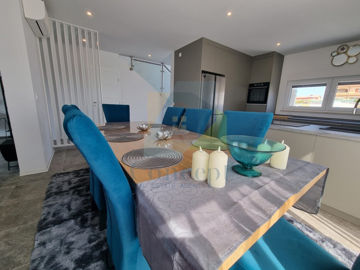 Rovinj, Kanfanar, Dvojna moderna, luksuzna hiša s bazenom, 8 km od morja