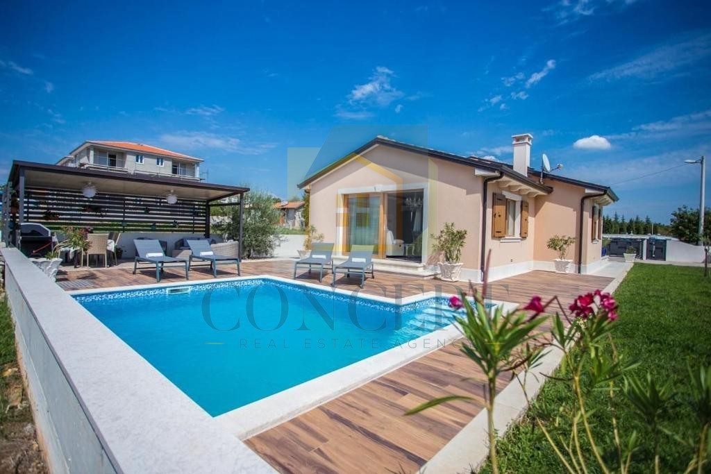 Poreč, okolica, Prizemna hiša s bazenom in zemljiščem za še eno hišo, 7 km od morja