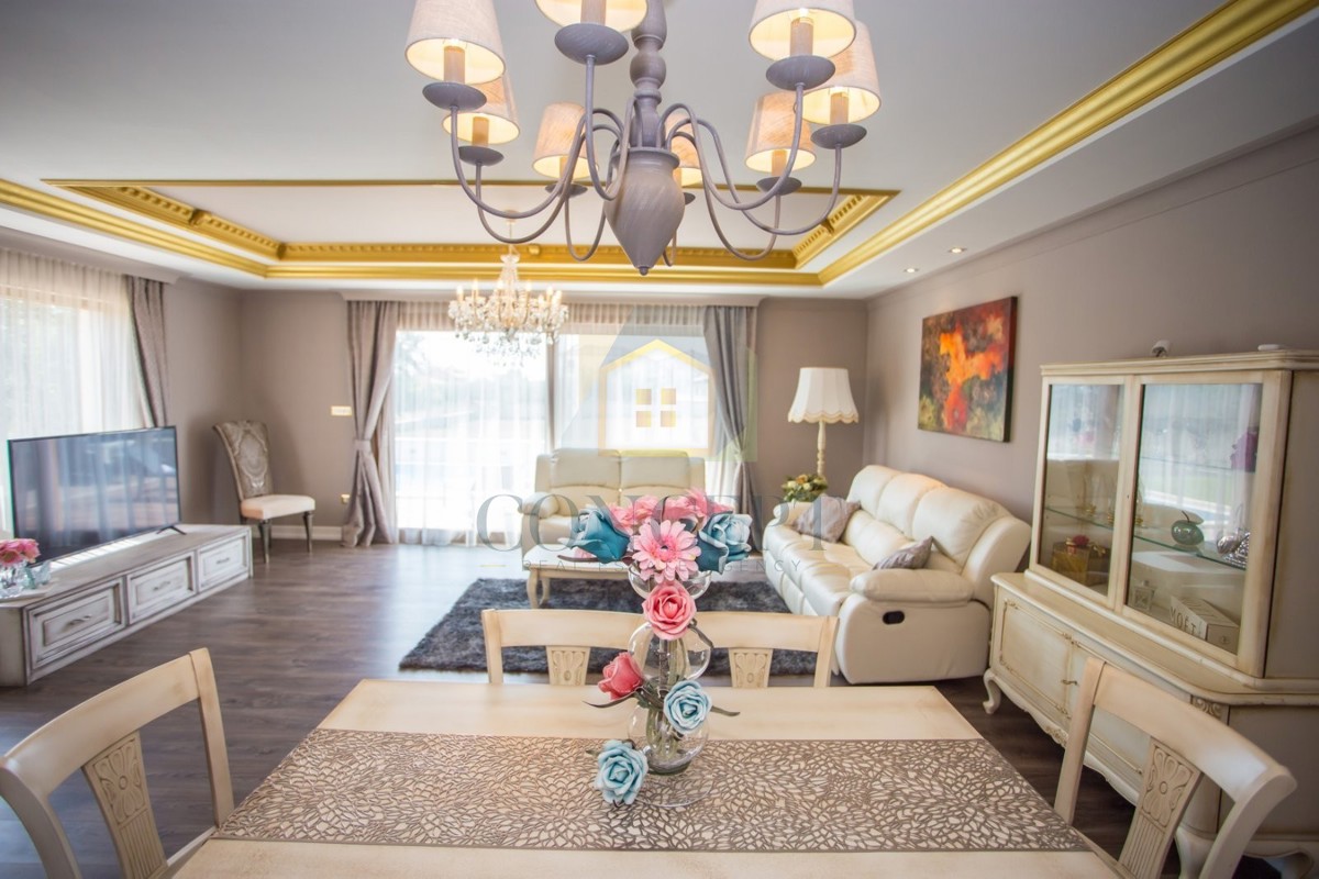 Poreč, okolica, Prizemna hiša s bazenom in zemljiščem za še eno hišo, 7 km od morja