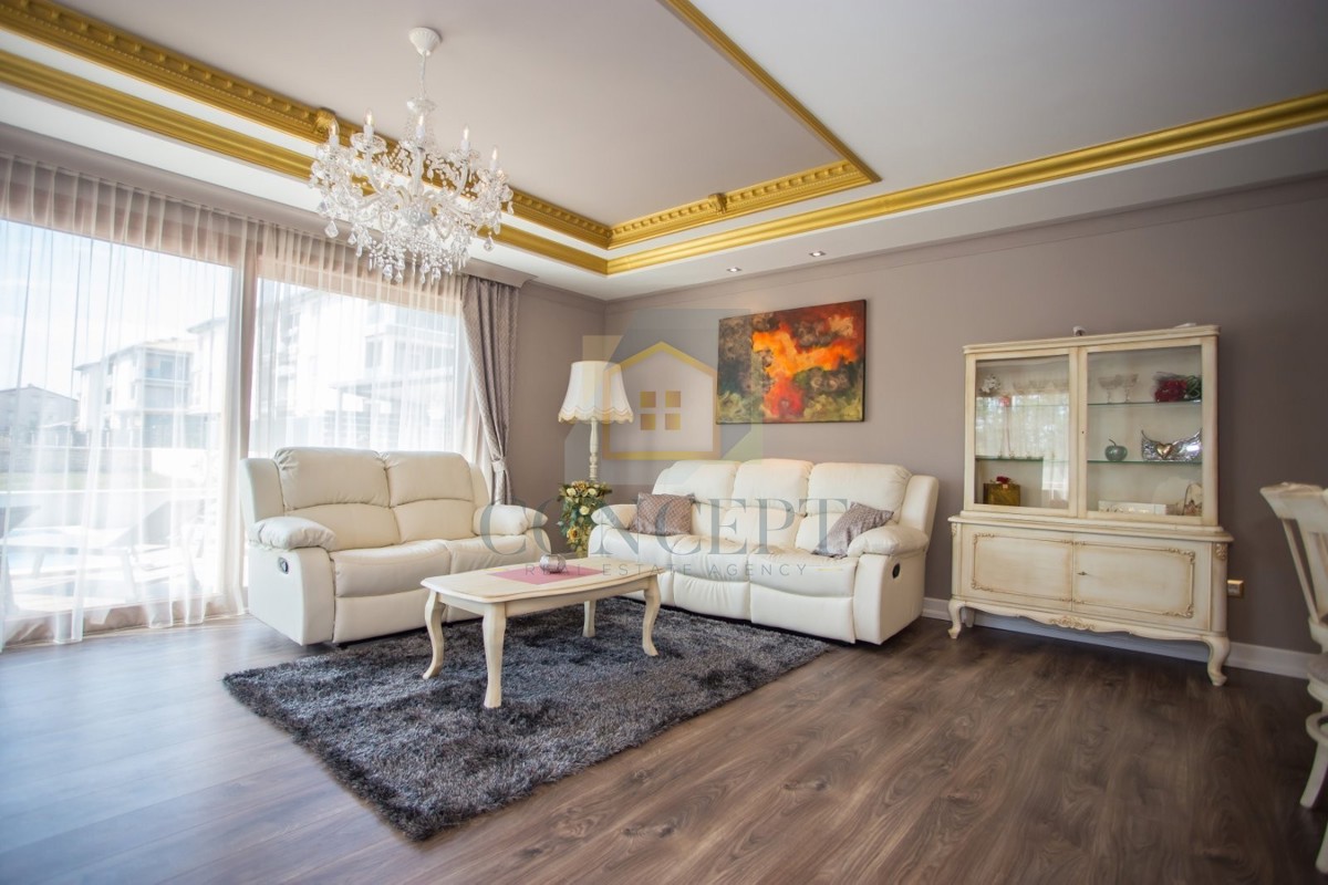 Poreč, okolica, Prizemna hiša s bazenom in zemljiščem za še eno hišo, 7 km od morja