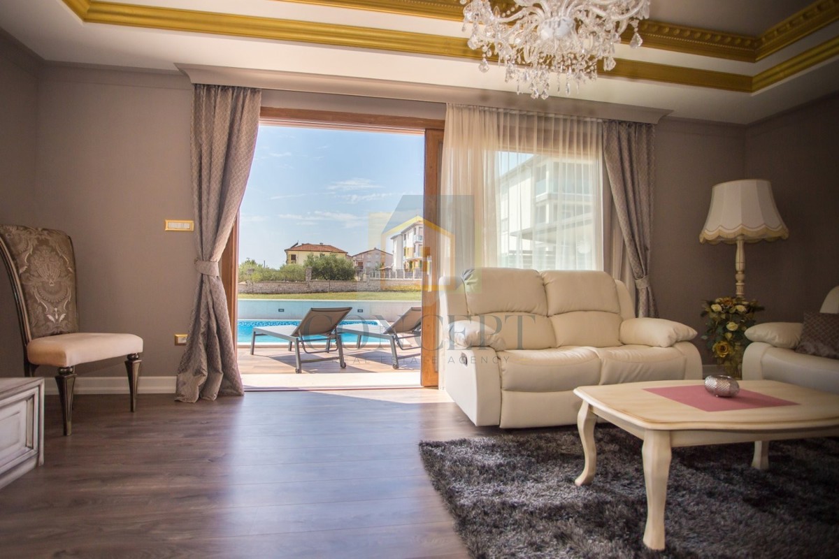 Poreč, okolica, Prizemna hiša s bazenom in zemljiščem za še eno hišo, 7 km od morja