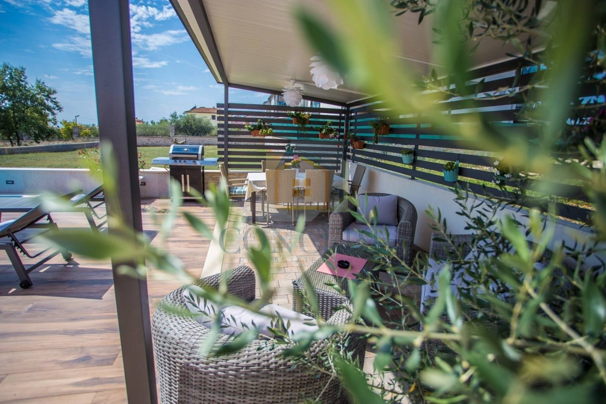 Poreč, okolica, Prizemna hiša s bazenom in zemljiščem za še eno hišo, 7 km od morja