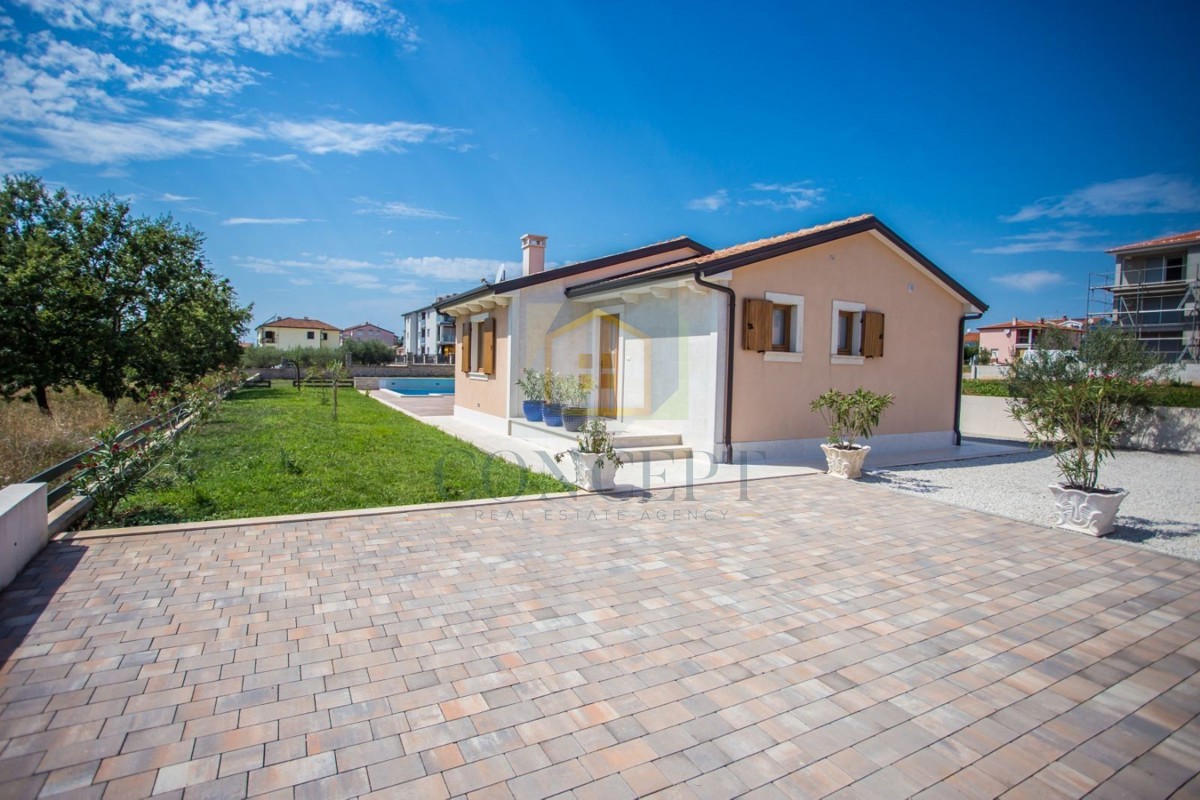 Poreč, okolica, Prizemna hiša s bazenom in zemljiščem za še eno hišo, 7 km od morja