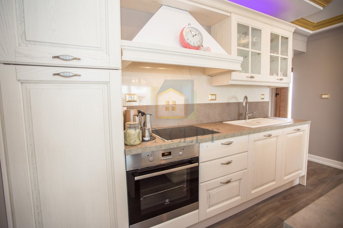 Poreč, okolica, Prizemna hiša s bazenom in zemljiščem za še eno hišo, 7 km od morja