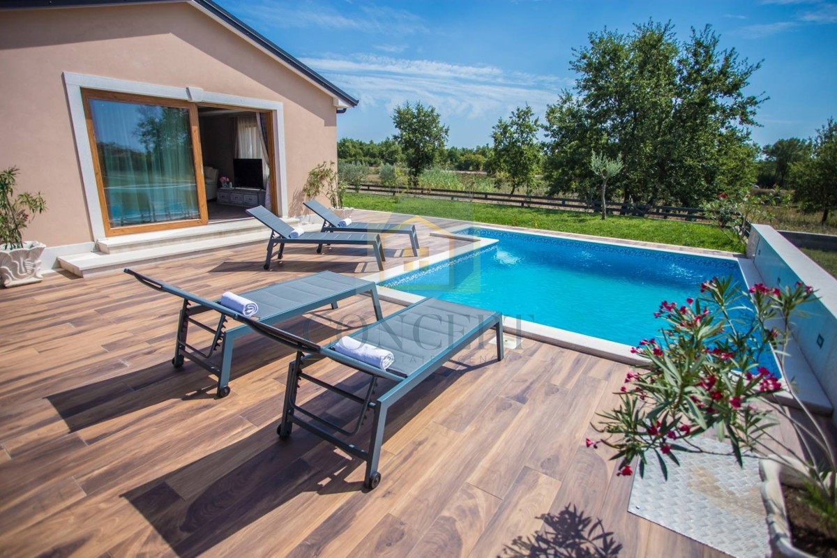 Poreč, okolica, Prizemna hiša s bazenom in zemljiščem za še eno hišo, 7 km od morja