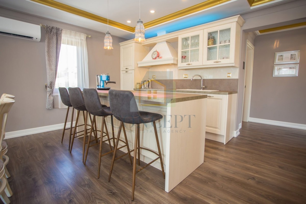 Poreč, okolica, Prizemna hiša s bazenom in zemljiščem za še eno hišo, 7 km od morja