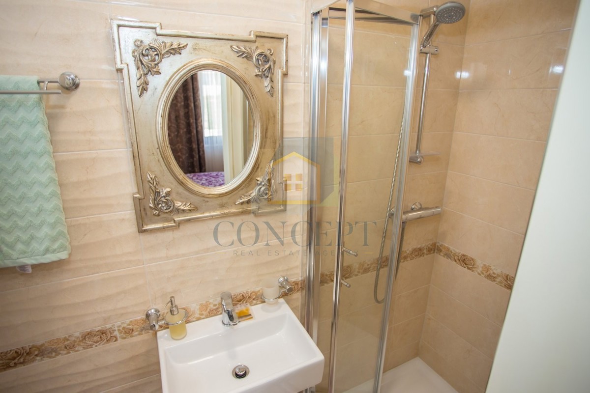 Poreč, okolica, Prizemna hiša s bazenom in zemljiščem za še eno hišo, 7 km od morja