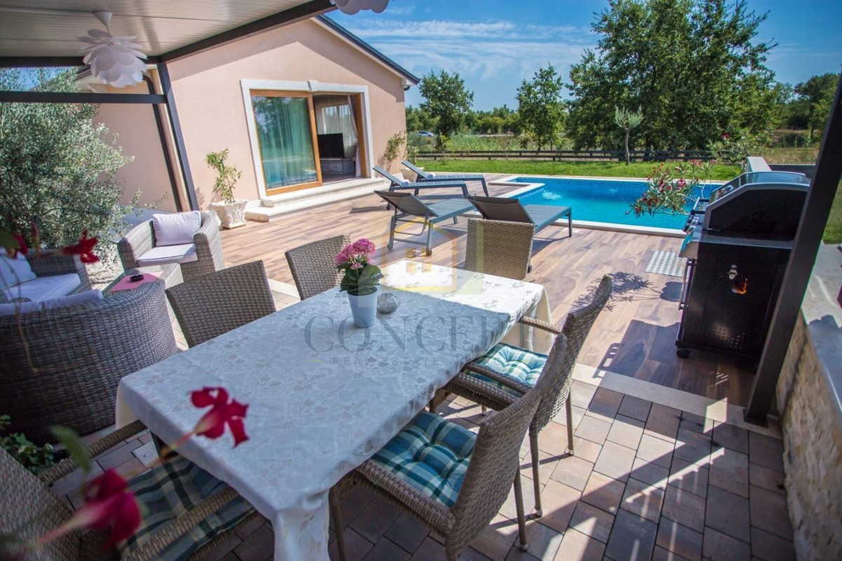 Poreč, okolica, Prizemna hiša s bazenom in zemljiščem za še eno hišo, 7 km od morja