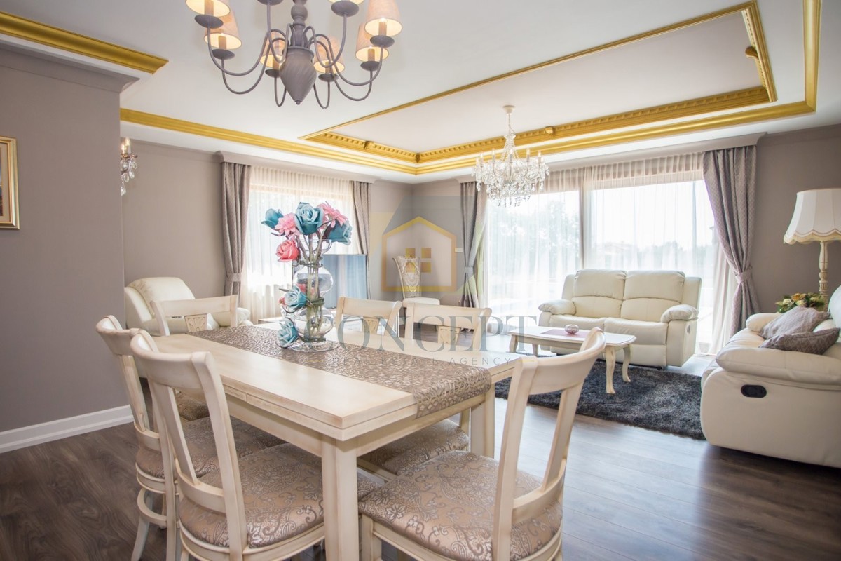 Poreč, okolica, Prizemna hiša s bazenom in zemljiščem za še eno hišo, 7 km od morja