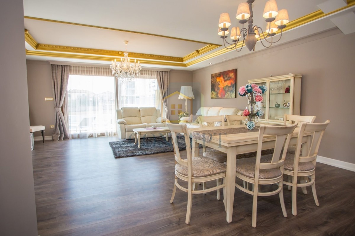 Poreč, okolica, Prizemna hiša s bazenom in zemljiščem za še eno hišo, 7 km od morja