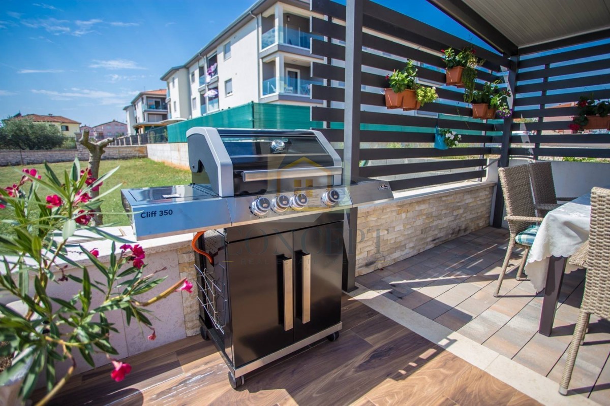 Poreč, okolica, Prizemna hiša s bazenom in zemljiščem za še eno hišo, 7 km od morja