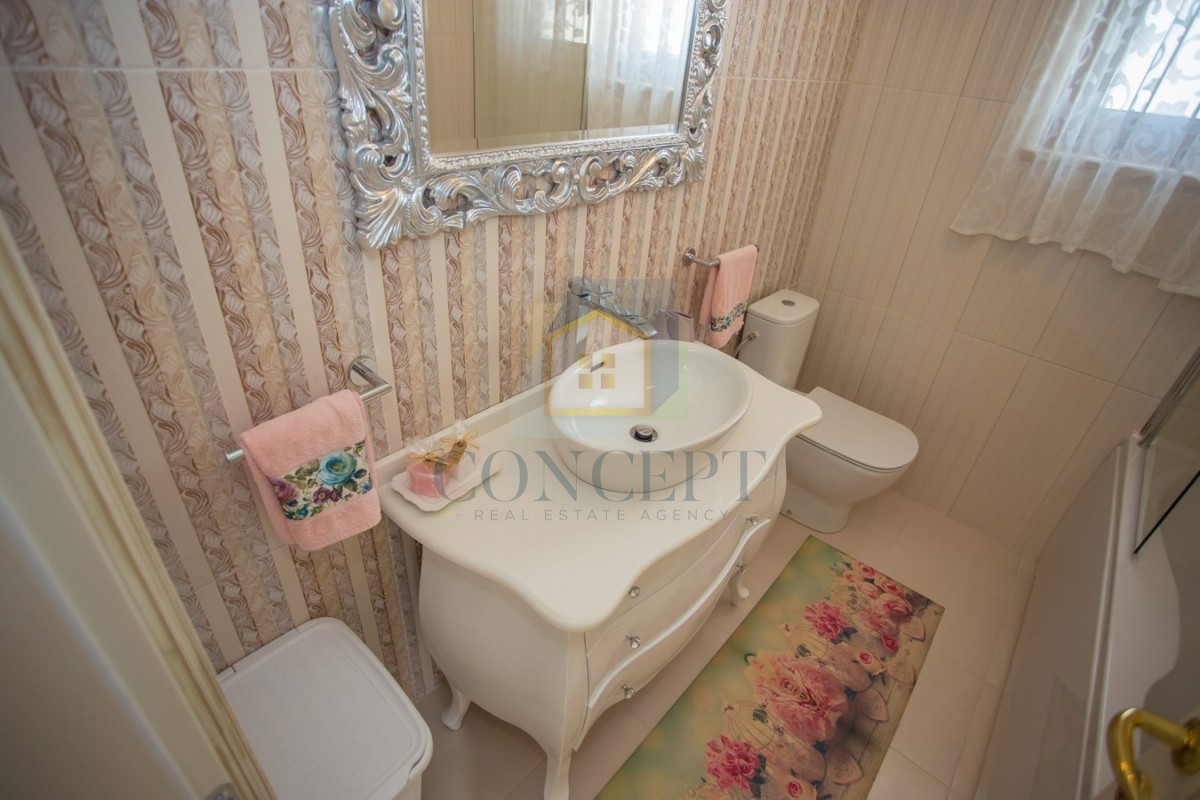 Poreč, okolica, Prizemna hiša s bazenom in zemljiščem za še eno hišo, 7 km od morja