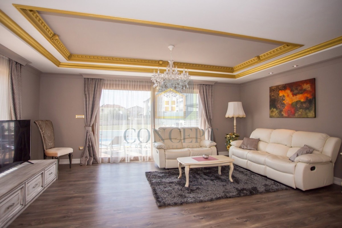 Poreč, okolica, Prizemna hiša s bazenom in zemljiščem za še eno hišo, 7 km od morja