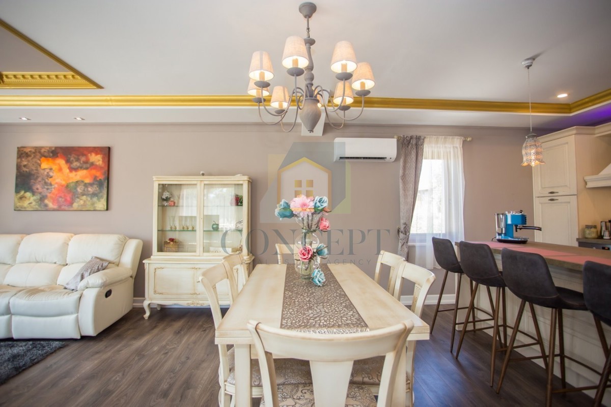 Poreč, okolica, Prizemna hiša s bazenom in zemljiščem za še eno hišo, 7 km od morja