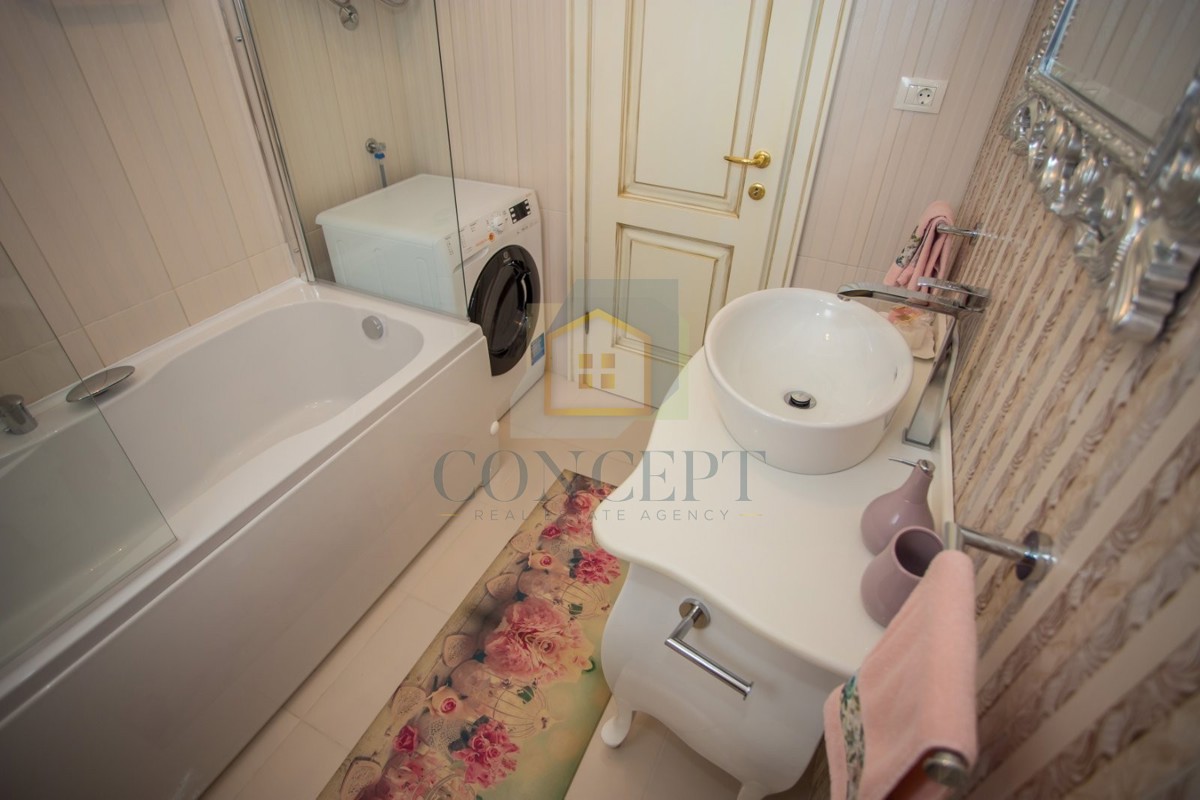 Poreč, okolica, Prizemna hiša s bazenom in zemljiščem za še eno hišo, 7 km od morja