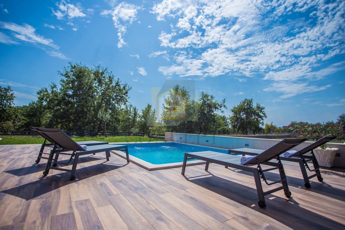 Poreč, okolica, Prizemna hiša s bazenom in zemljiščem za še eno hišo, 7 km od morja