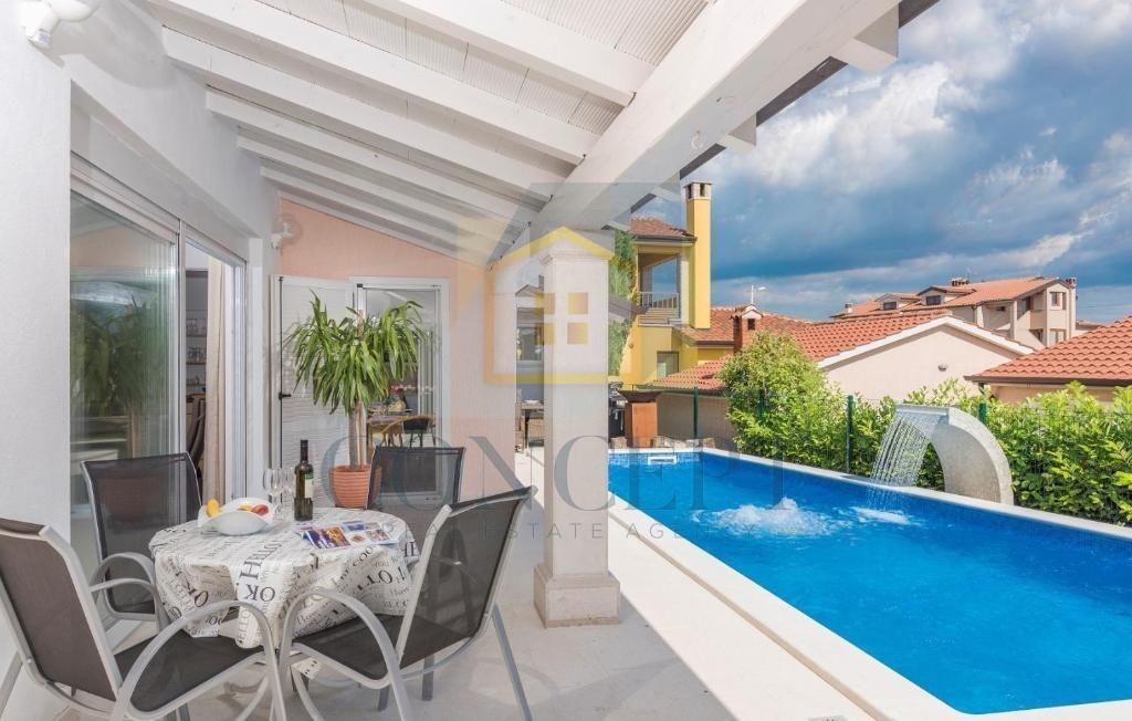 Poreč, okolica, Samostoječa prizemna hiša s 3 spalnicami, 7 km od morja