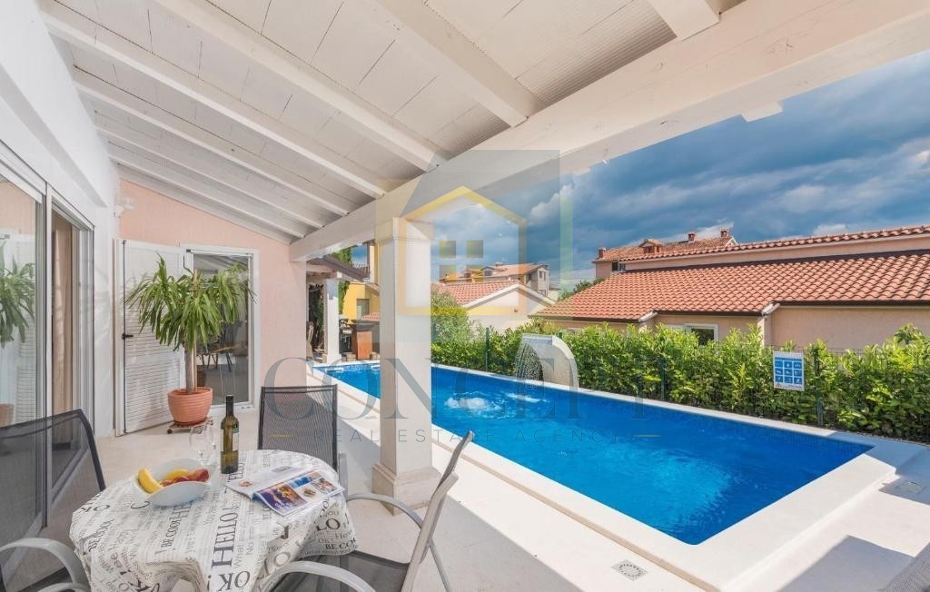 Poreč, okolica, Samostoječa prizemna hiša s 3 spalnicami, 7 km od morja