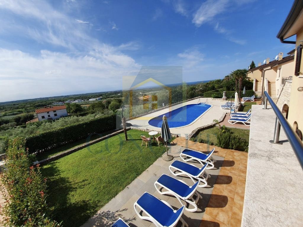 Poreč, okolica, Hiša v nizu s skupnim bazenom, 12 km od morja