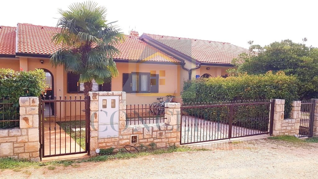 Poreč, okolica, Hiša v nizu s skupnim bazenom, 12 km od morja