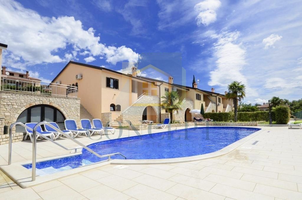 Poreč, okolica, Hiša v nizu s skupnim bazenom, 12 km od morja