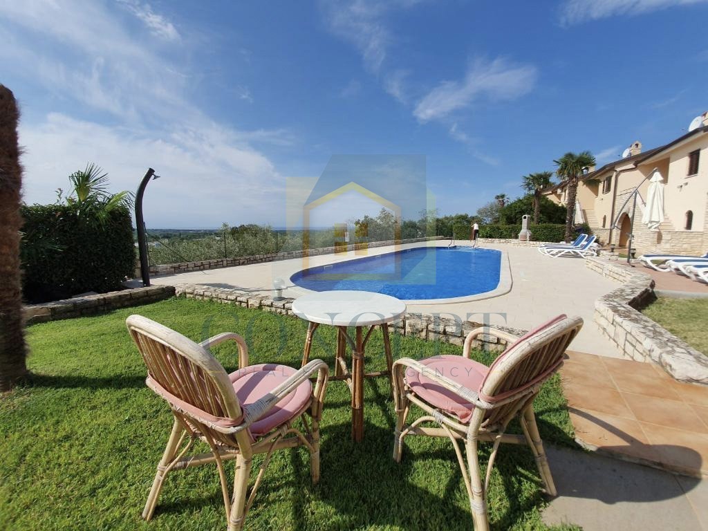 Poreč, okolica, Hiša v nizu s skupnim bazenom, 12 km od morja