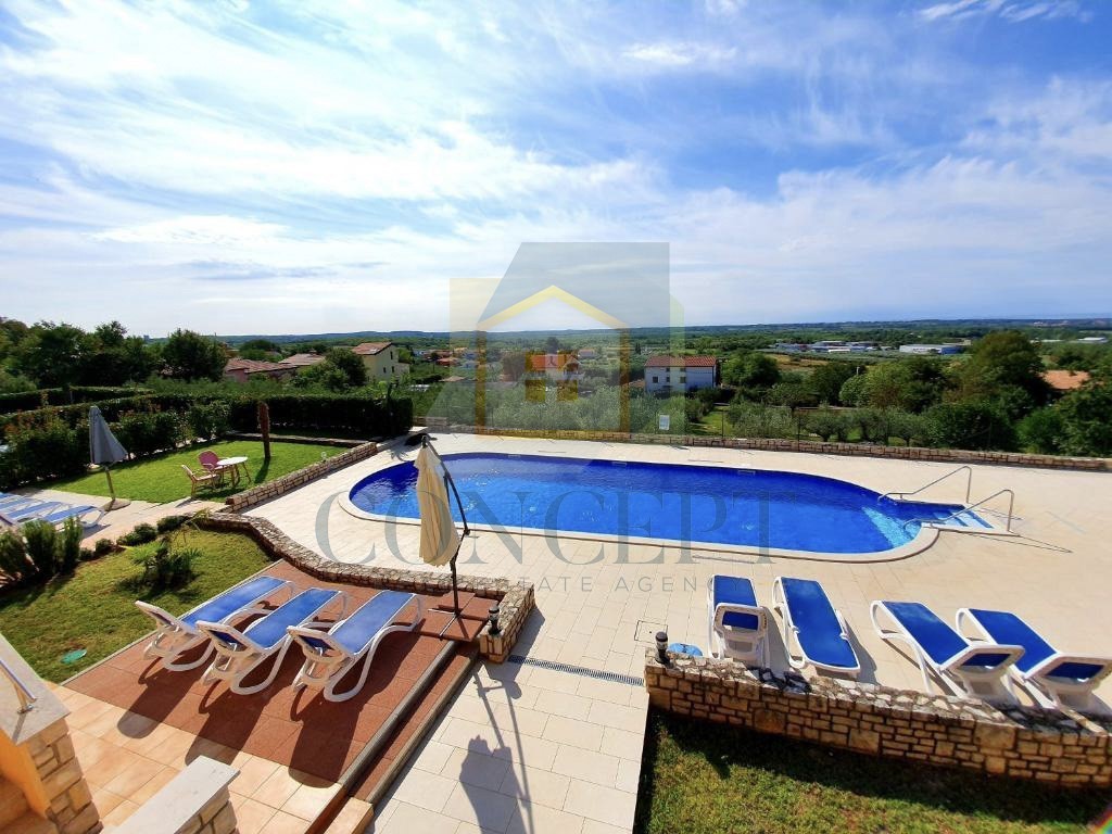 Poreč, okolica, Hiša v nizu s skupnim bazenom, 12 km od morja