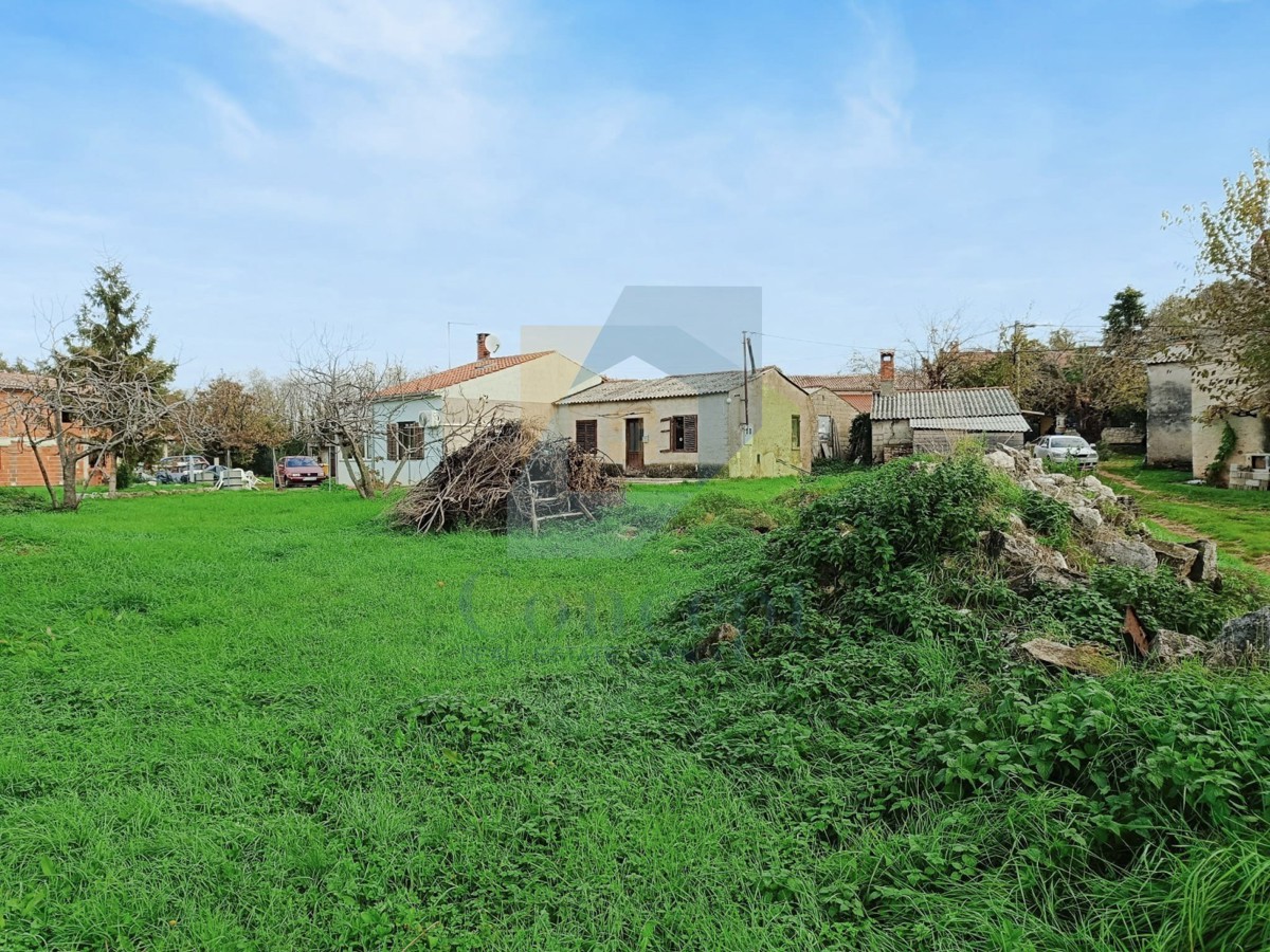 Poreč, okolica Građevinsko zemljišče na robu gradbene cone s pogledom na morje