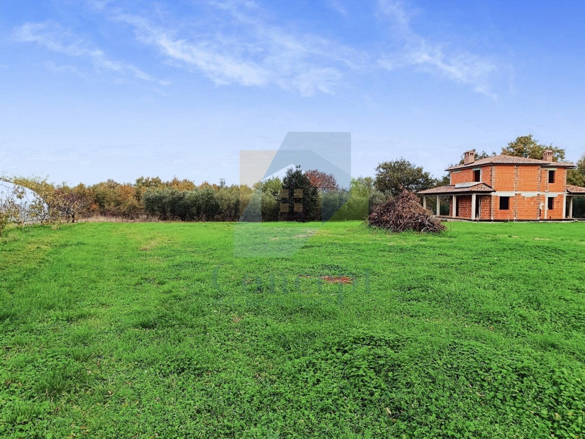 Poreč, okolica Građevinsko zemljišče na robu gradbene cone s pogledom na morje