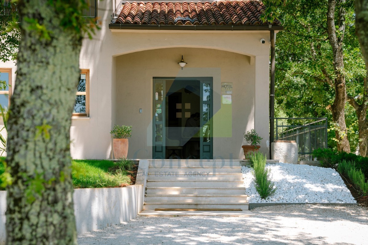 Poreč, okolica, butični hotel s restoranom i vsebino