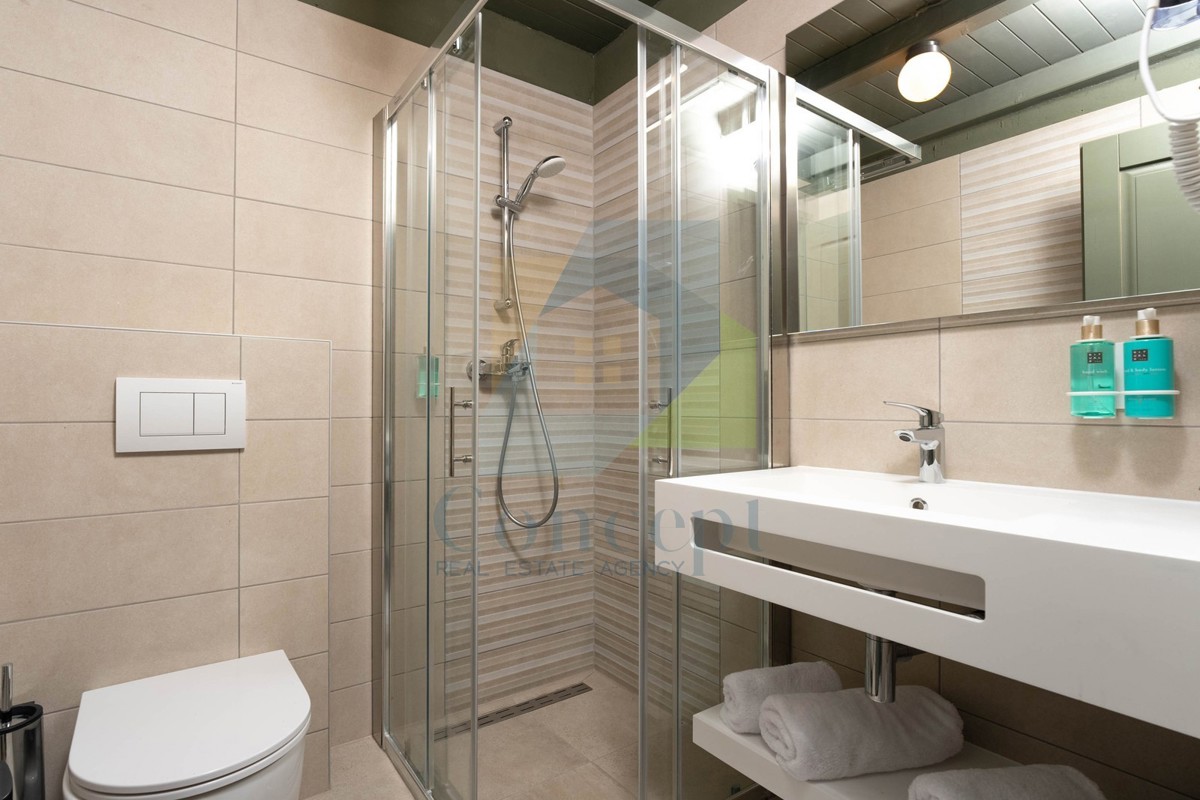 Poreč, okolica, butični hotel s restoranom i vsebino