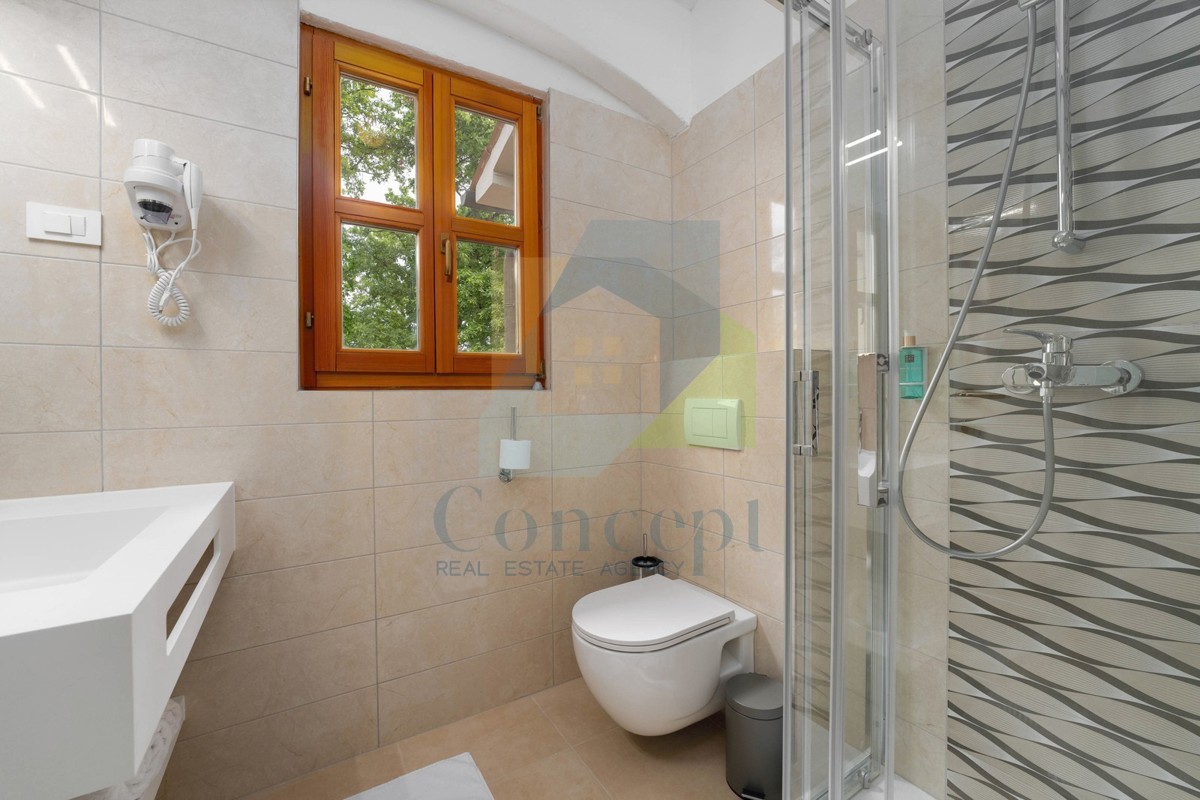 Poreč, okolica, butični hotel s restoranom i vsebino