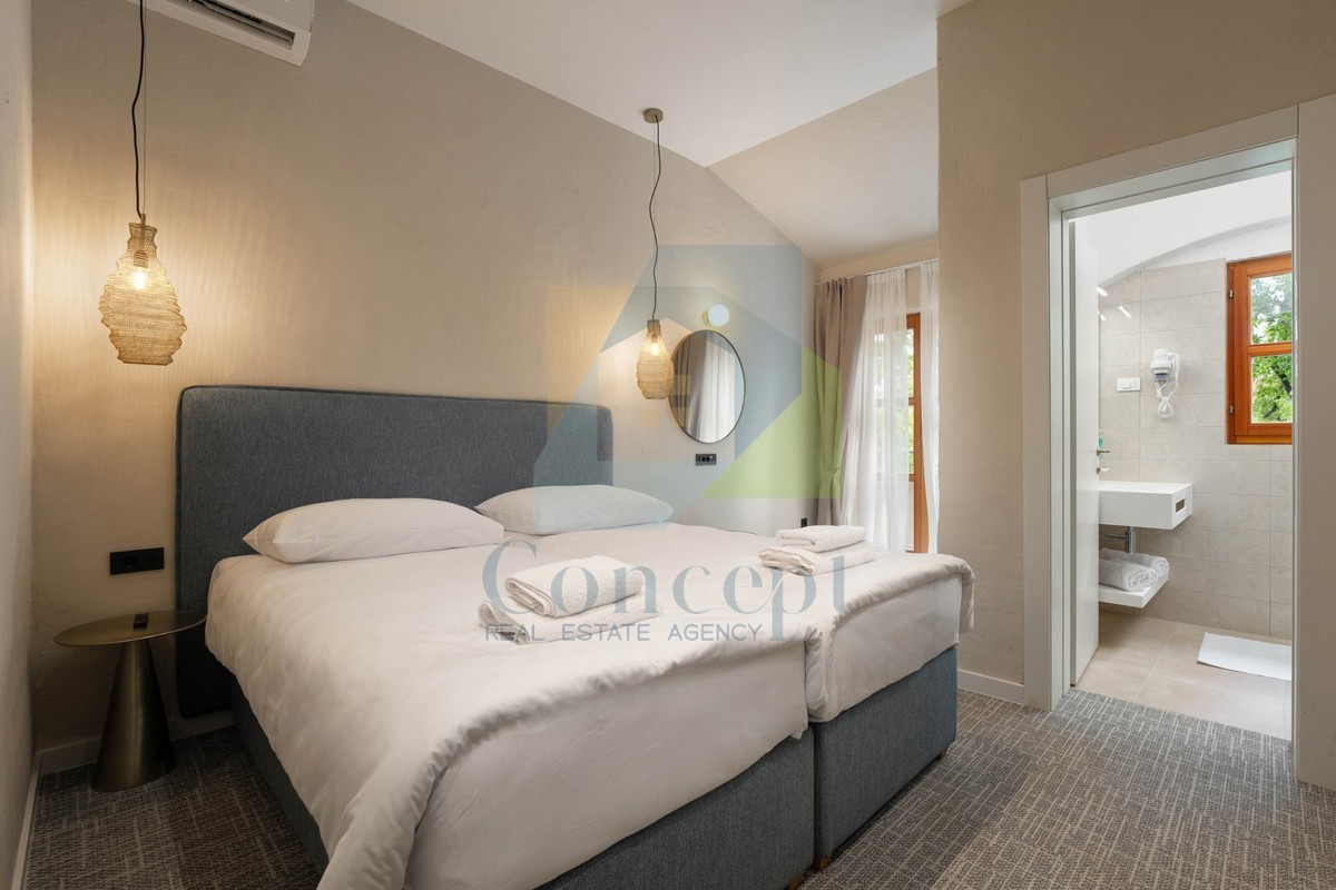 Poreč, okolica, butični hotel s restoranom i vsebino