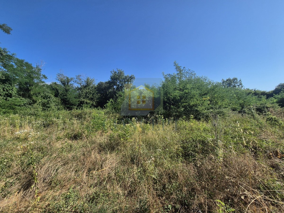 Poreč, okolica, Tri građevinska zemljišta v mirni soseski, 12 km od morja