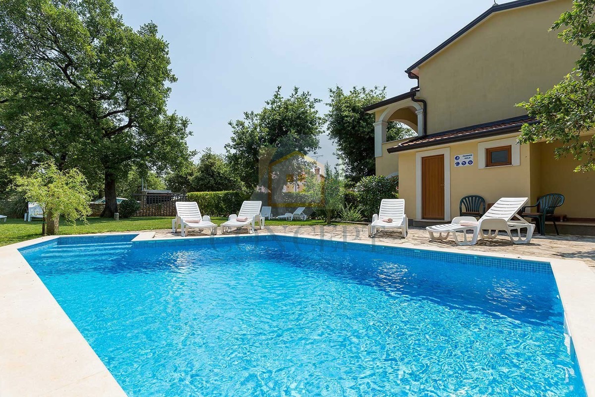 Novigrad, okolica, pansion s 9 soba, restoranom, velikim stanom in bazenom, 5 km od morja