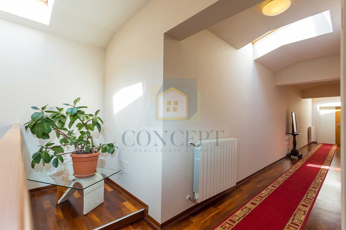 Novigrad, okolica, pansion s 9 soba, restoranom, velikim stanom in bazenom, 5 km od morja