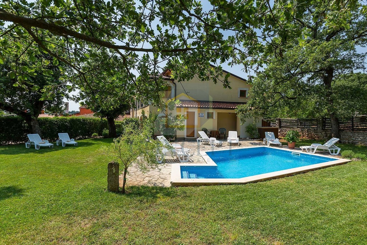 Novigrad, okolica, pansion s 9 soba, restoranom, velikim stanom in bazenom, 5 km od morja